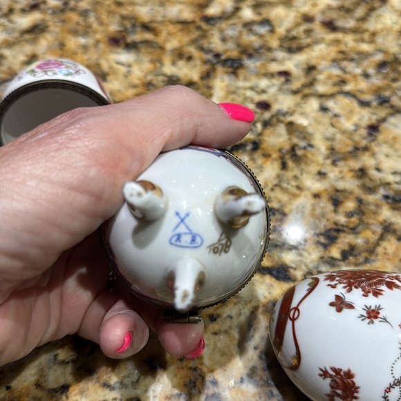 Porcelain Gold footed Eggs. initials R.B with 1078. Not sure age or origination - Picture 12 of 13